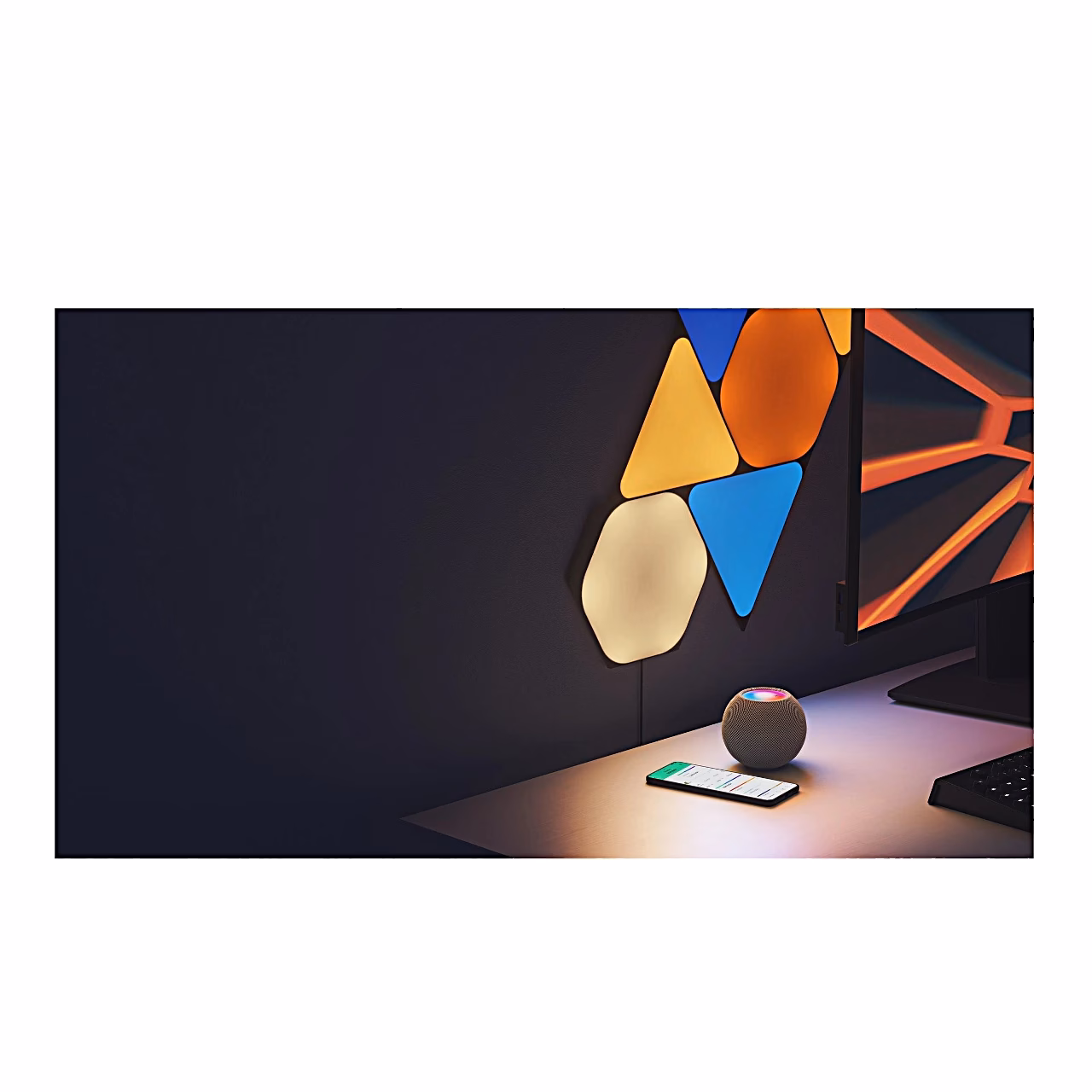Nanoleaf Shapes kolmnurksed paneelid laua kohal, värvilised kolmnurgad seinal