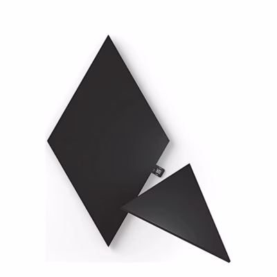 Kolm musta kolmnurkset Nanoleaf Shapes Black Triangles valguspaneeli valgel taustal