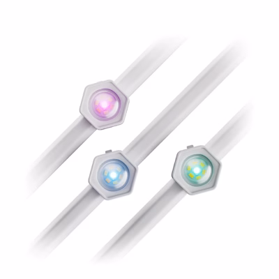 Nanoleaf Permanent Outdoor Lights valgusriba kolm kuusnurkset LED-valgustit lähivaates