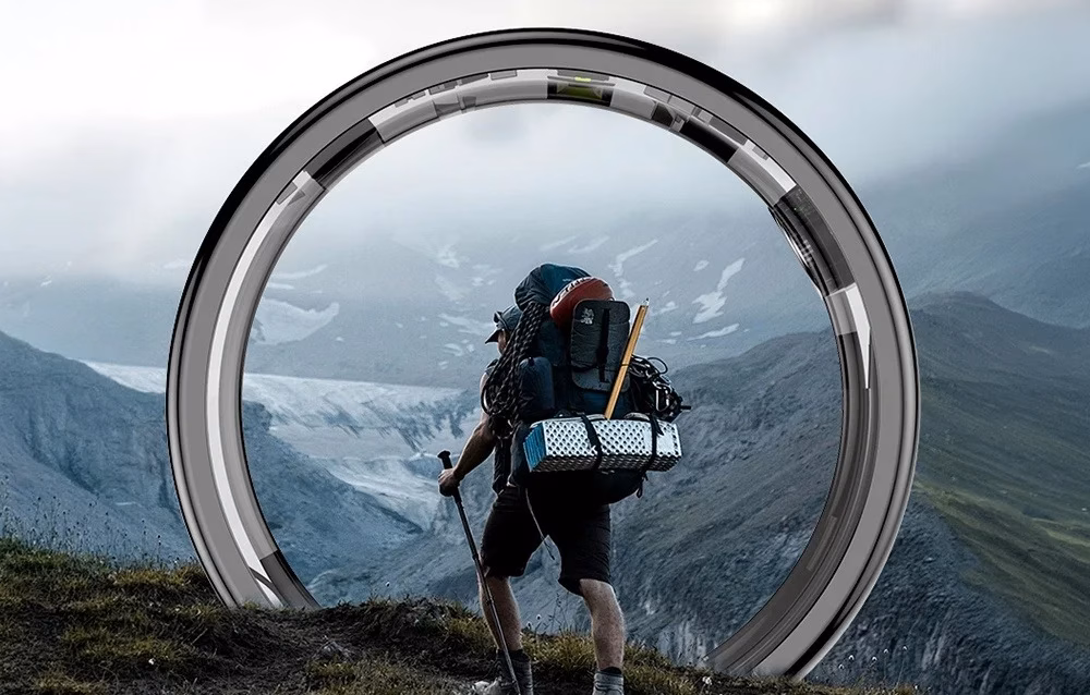 Mägimatkaja kujutis musta nutisõrmuse COLMI Ring 2 ava sees