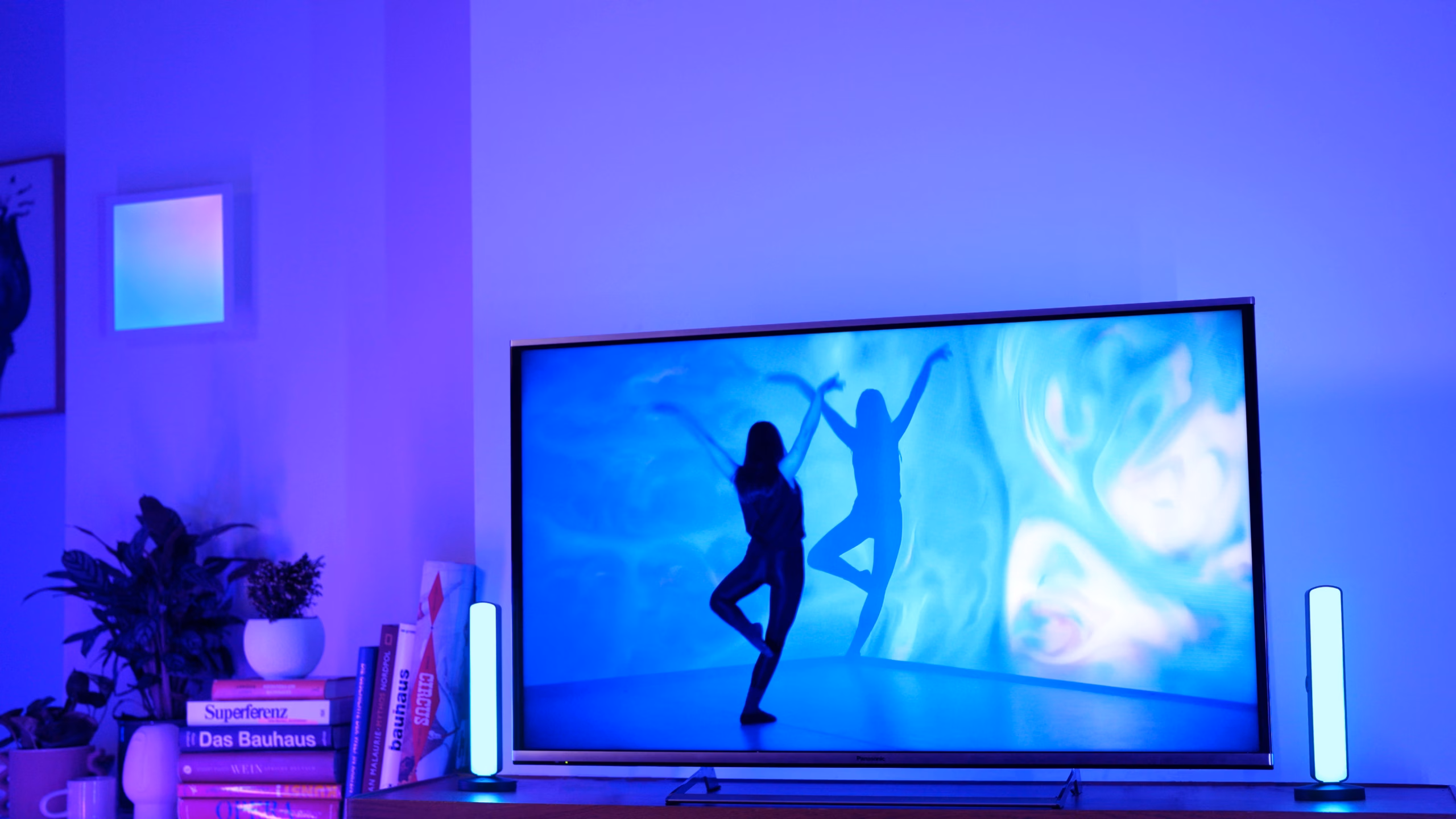 Teleri kõrval kaks püsti Osram Mood Light Bar riba sinise valgusega