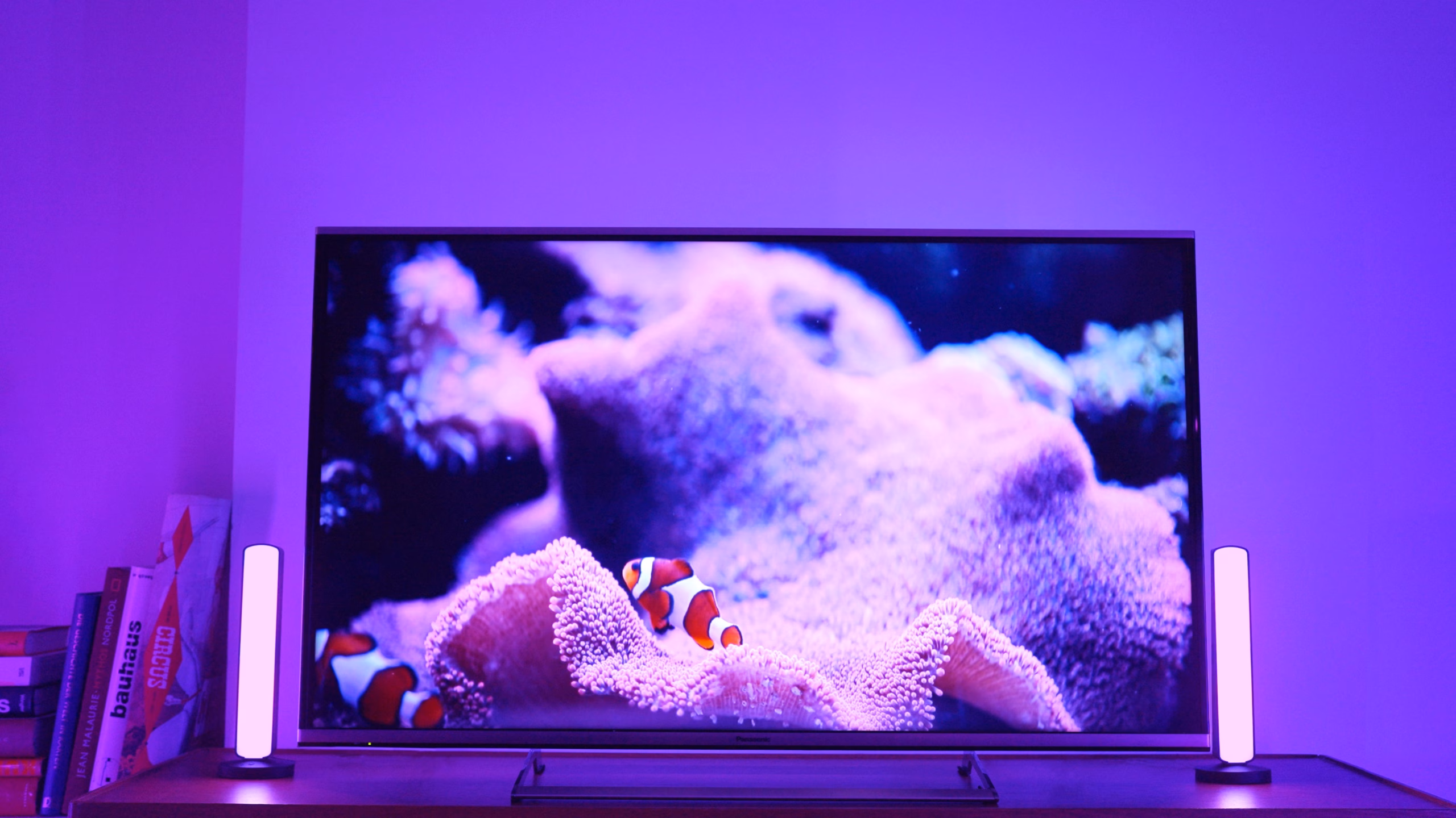 Lilla taustavalgusega teler, kõrval kaks Osram SMART+ Mood Light Bar riba