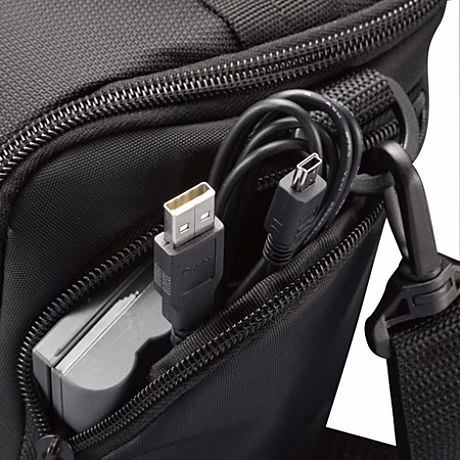 Kaamerakoti külgtasku, milles on lisaaku ja USB-juhe
