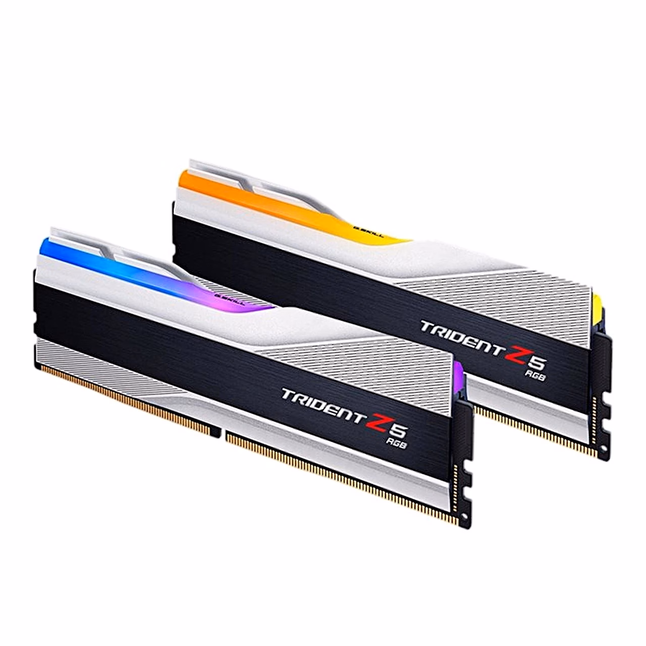G.Skill Trident Z5 RGB DDR5-mälu hõbedase jahutusplaadi ja musta ribaga lähivaates