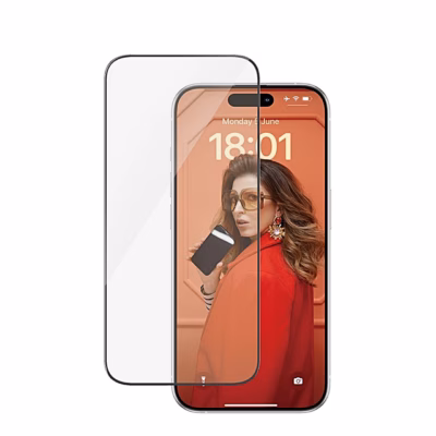Kaitseklaas osaliselt iPhone 15 Pro ekraani peal, kellaaeg ekraanil