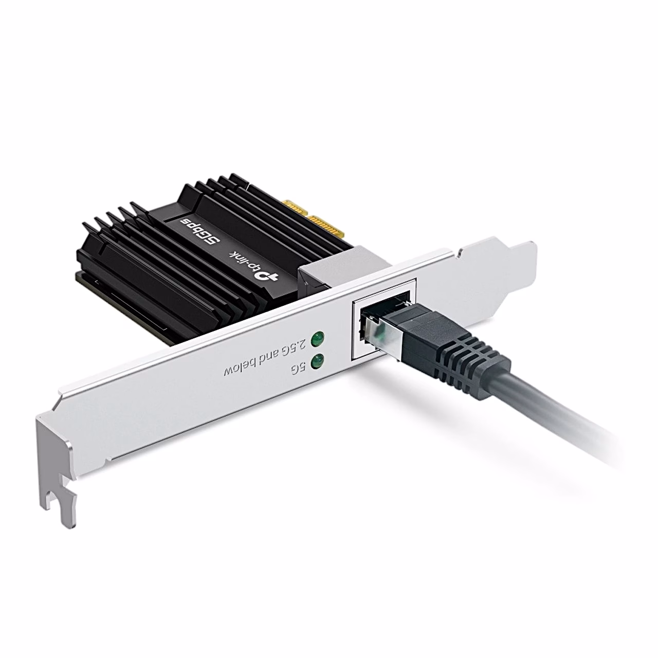 Võrgukaardi TP-Link TX301 RJ45-pessa ühendatud võrgukaabel ja kaks olekutuld
