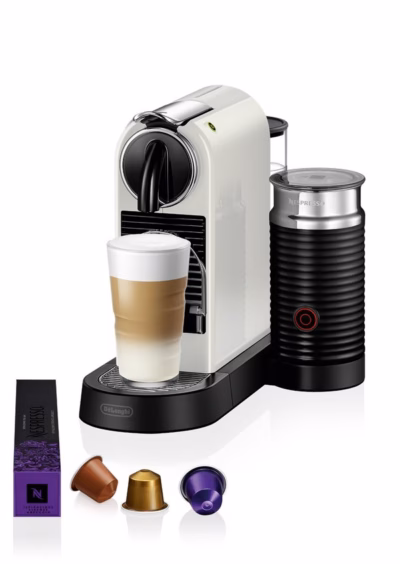 Valge kapselkohvimasin De’Longhi Citiz EN267.WAE piimavahustiga, kõrval Nespresso kapslid