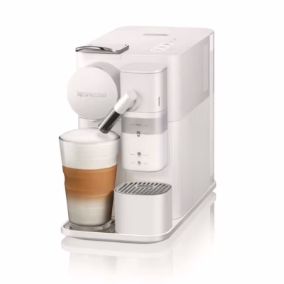 Valge kapselkohvimasin De’Longhi Lattissima One EN510.W piimamahutiga, ees latte macchiato klaas