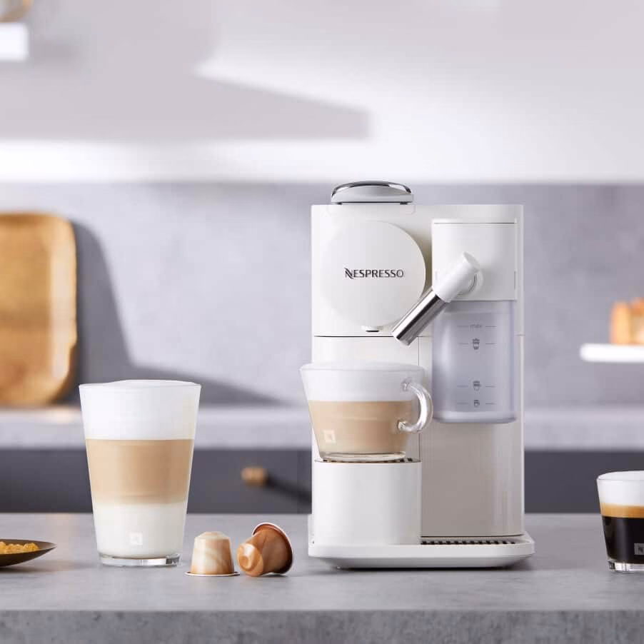 Kapselkohvimasin Lattissima One EN510.W köögilaual cappuccino ja latte macchiatoga