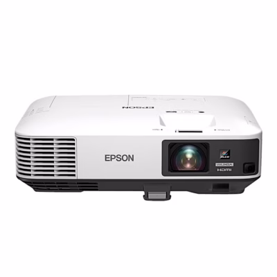 Projektor Epson EB-2250U otse eest, objektiiv ja ventilatsiooniava