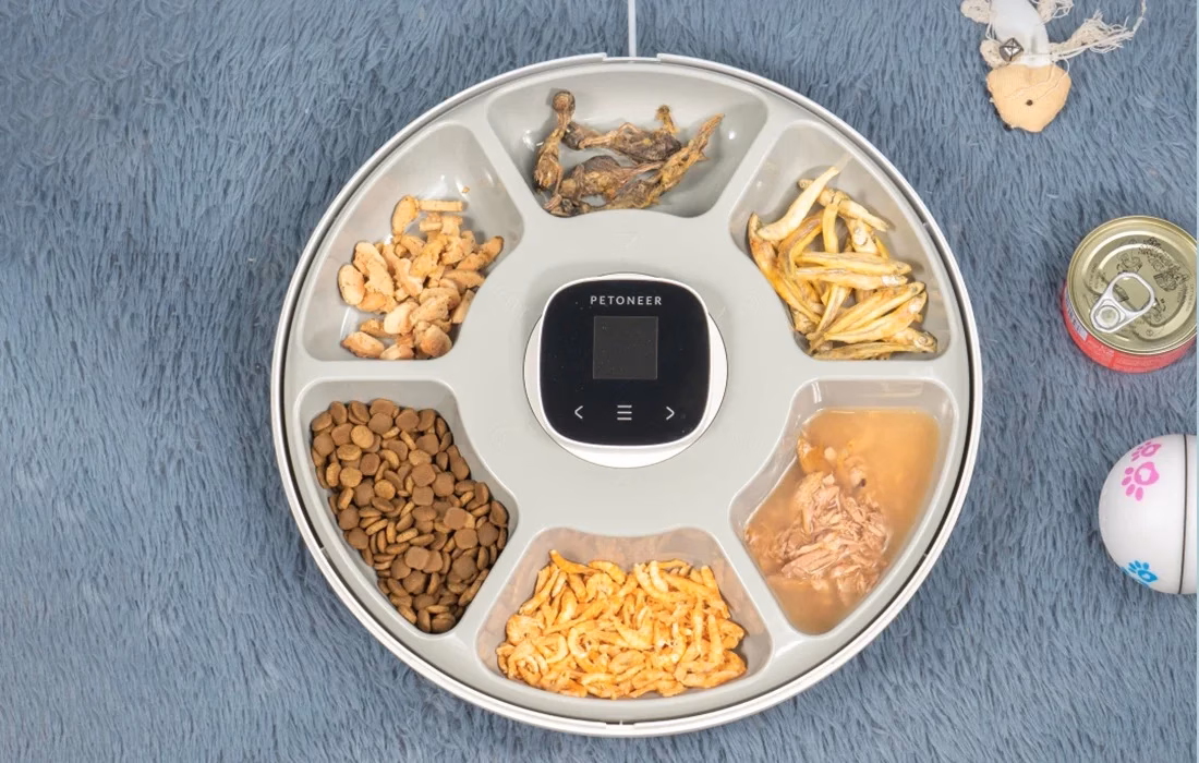 Automaatse toidudosaatori Petoneer NutriSpin kuus kambrit täidetud erineva toiduga