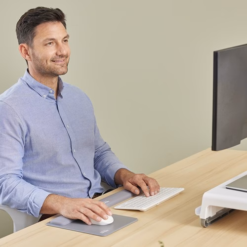 Mees trükib lauas, randmed toetuvad Fellowes Breyta Compact TKL randmetoele