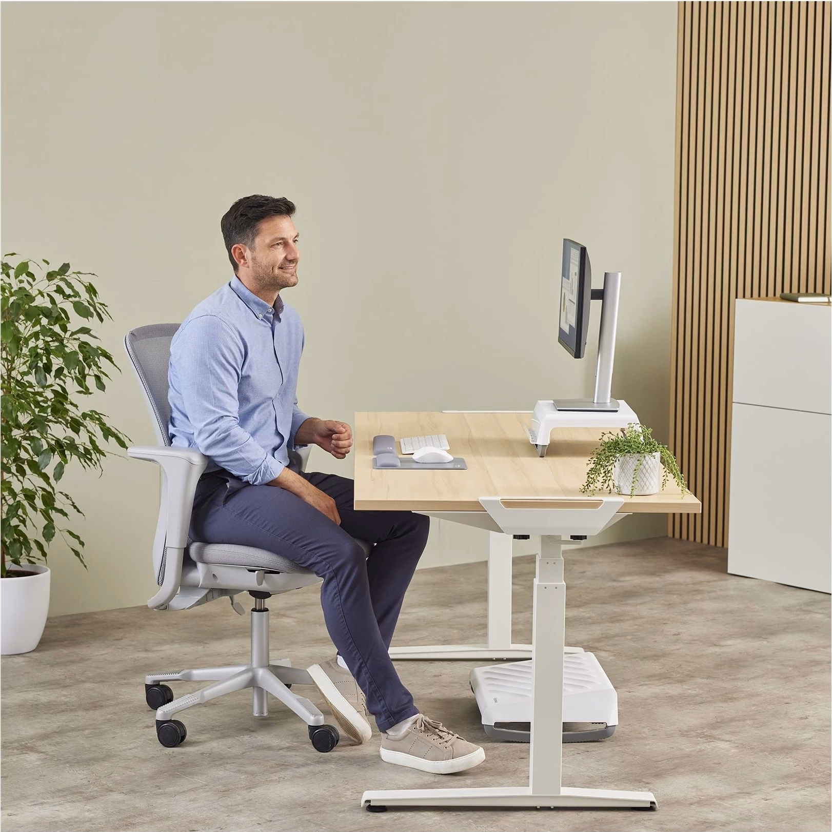 Töölaud kontoritooli ja monitoriga, klaviatuuri ees hall Fellowes Breyta Compact TKL