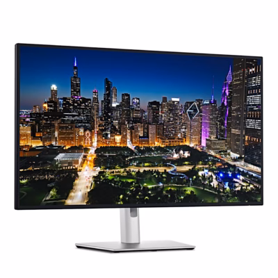 Arvutimonitor Dell UltraSharp U3225QE vasakult eestvaates, ekraanil linnavaade