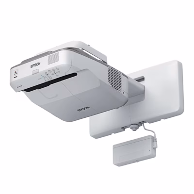 Epson EB-695Wi projektor seinakinnitusel ja juhtkarp, vaade alt vasakult