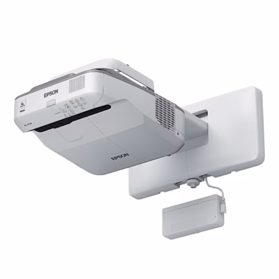 Epson EB-695Wi projektor seinakinnitusel ja juhtkarp, vaade alt vasakult