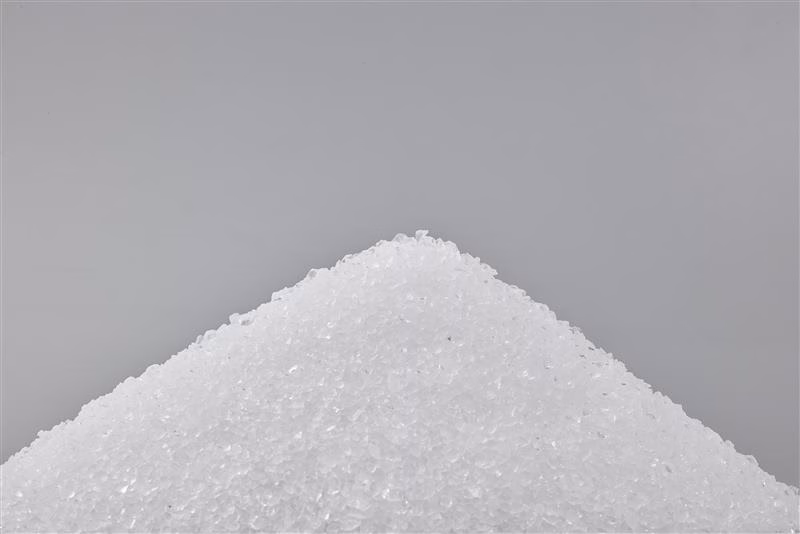 Valgete silikageeli kristallide hunnik PETKIT Crystal PH Litter kassiliivast