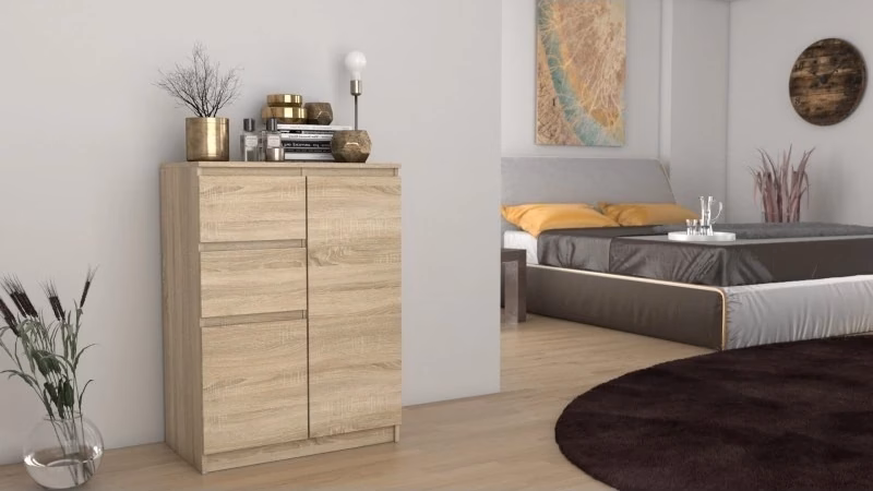 Kummut Top E Shop 2D2S magamistoas voodi kõrval, peal dekoratiivesemed