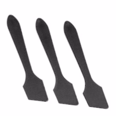 Kolm musta Thermal Grizzly TG Spatula termopasta spaatlit kõrvuti