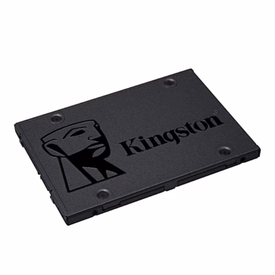 Kingston A400 SSD-ketas musta korpusega viltu pealtvaates