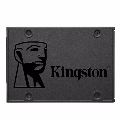 Musta korpusega Kingston A400 SSD-ketas otse pealt, Kingstoni logo