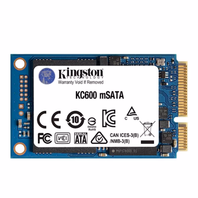 Kingston KC600 mSATA SSD-ketas otse pealt, valge kleebis ja kullatud kontaktid