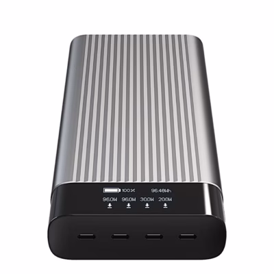 Hyper HyperJuice akupank eestvaates, OLED-ekraan ja neli USB-C-porti otsas