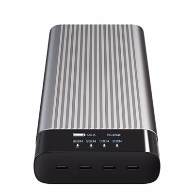 Hyper HyperJuice akupank eestvaates, OLED-ekraan ja neli USB-C-porti otsas