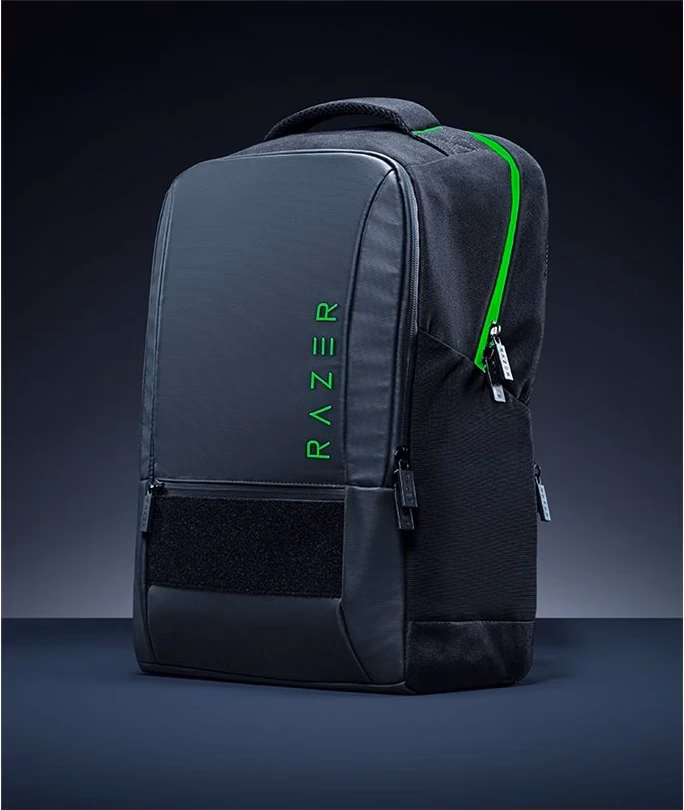 Must Razer Rogue V4 sülearvuti seljakott roheliste detailidega tumedal taustal
