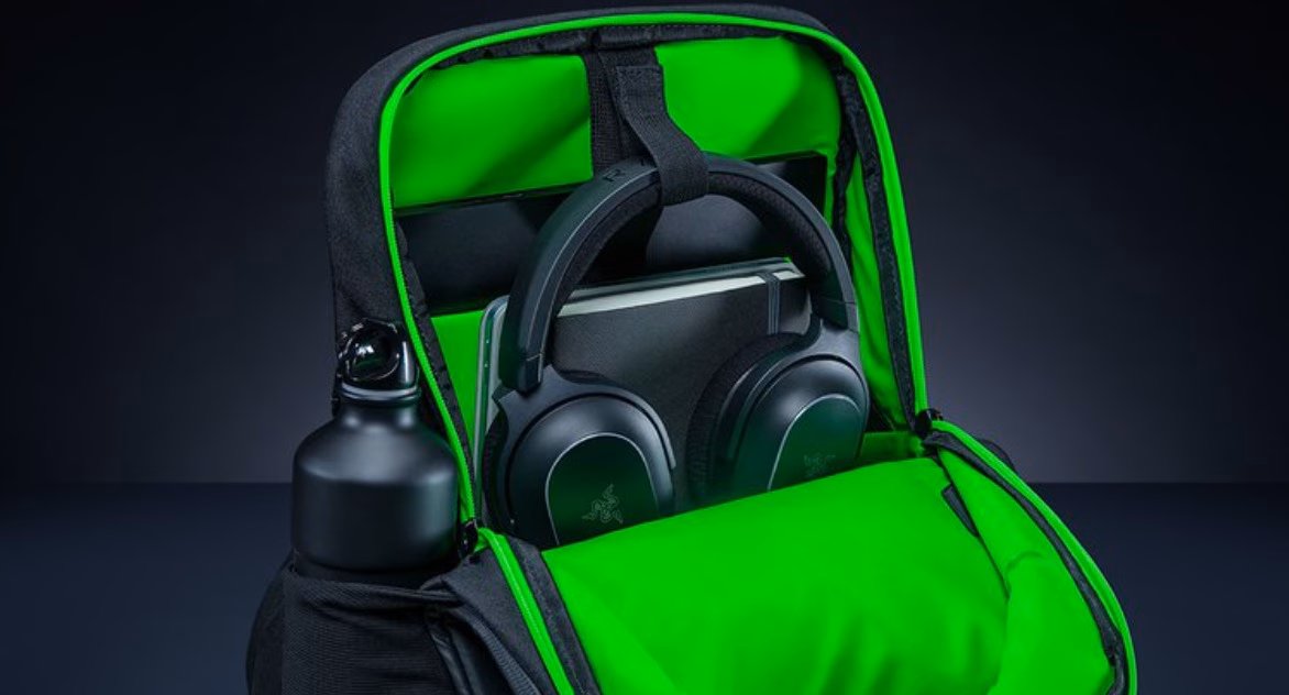 Avatud Razer Rogue V4 seljakott roheline sisemus kõrvaklappide ja pudeliga