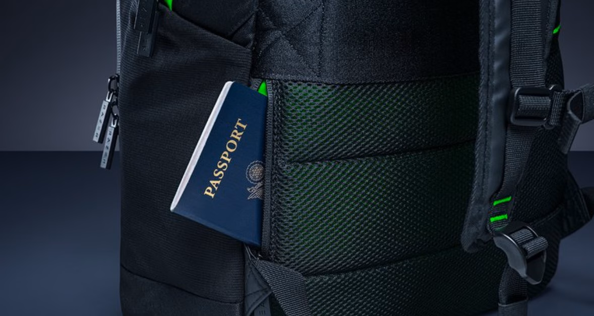 Razer Rogue V4 seljakoti peidetud tasku, millest paistab pass