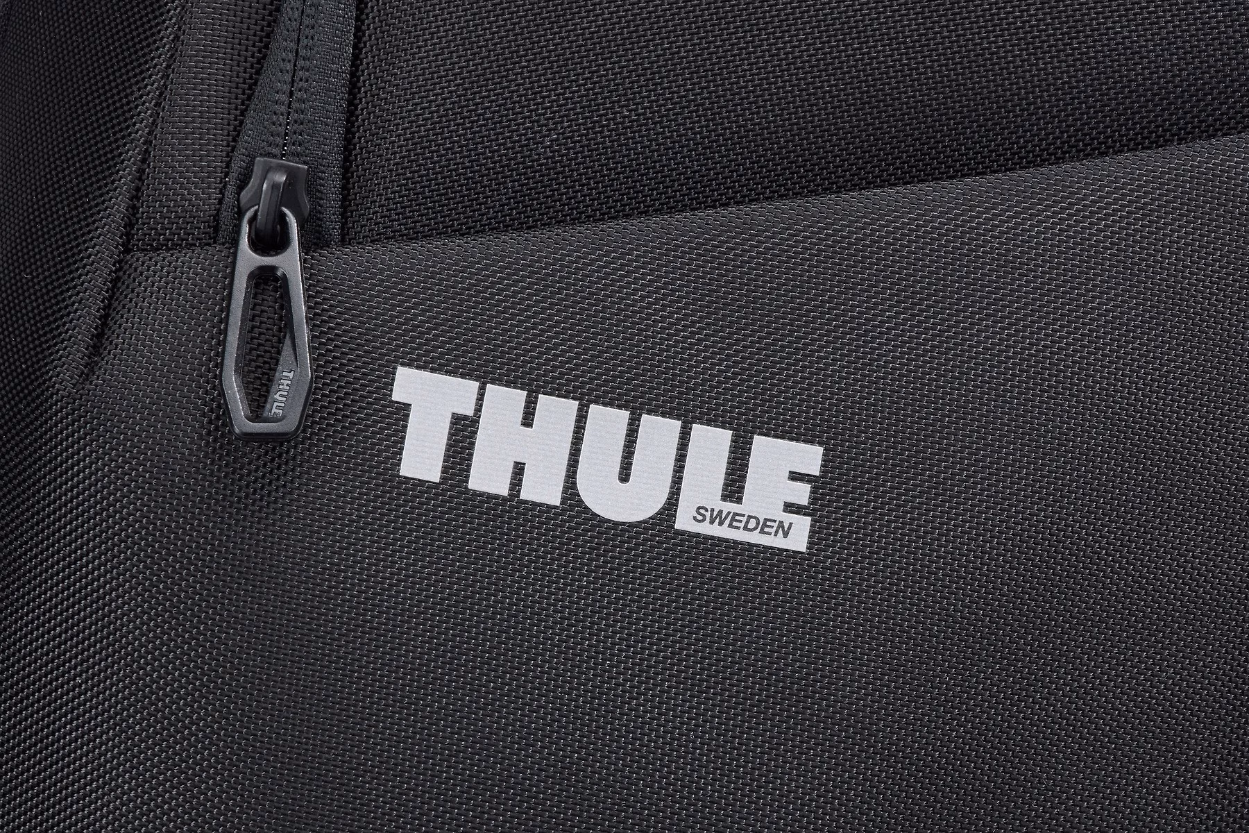 Thule Accent Convertible seljakoti tõmblukk ja Thule Sweden logo lähivaates