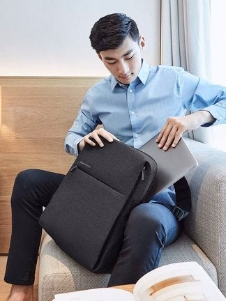 Mees paneb sülearvuti Xiaomi City Backpack 2 seljakotti
