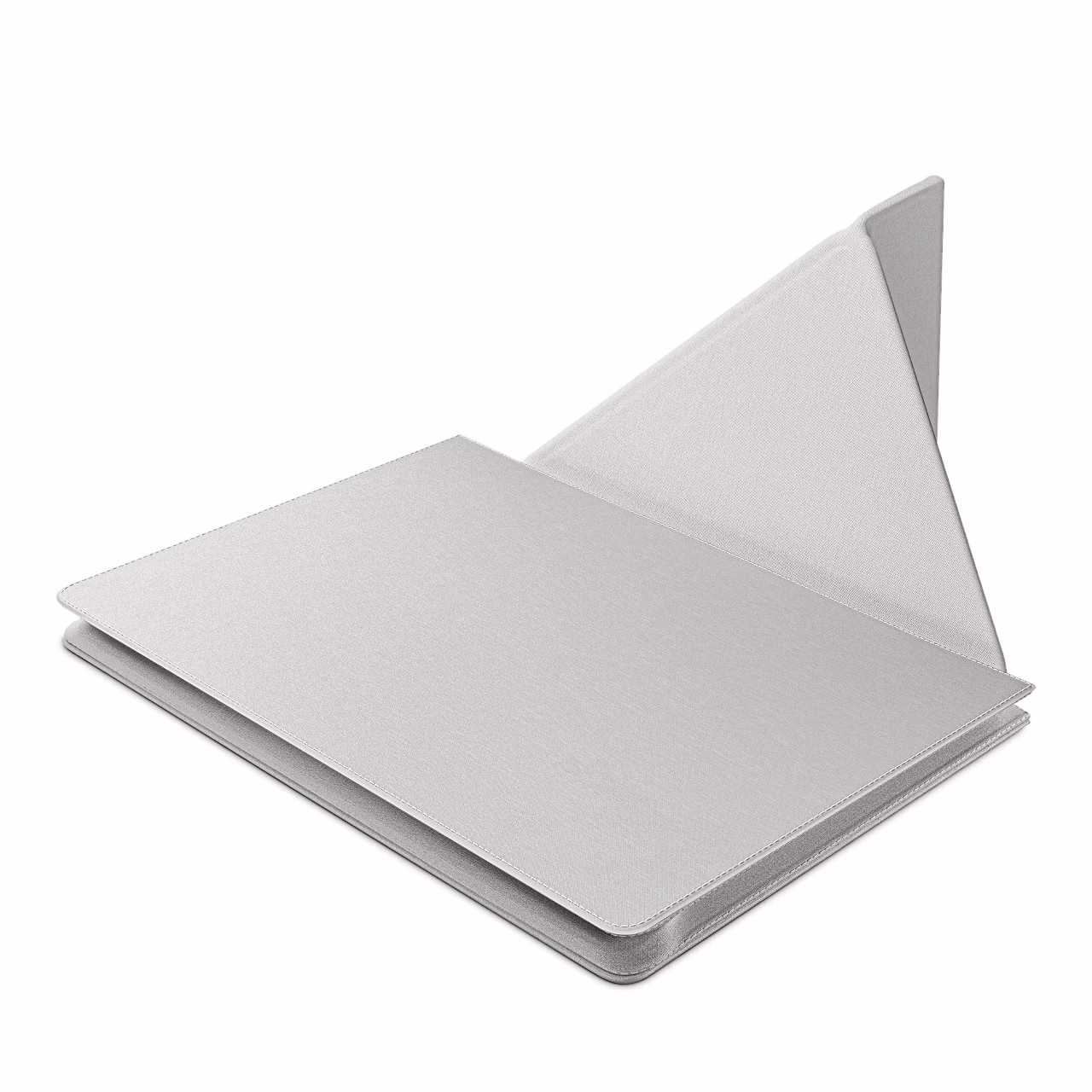 Lenovo Yoga Tote Sleeve ümbris, mille esiklapp on volditud kolmnurkseks aluseks