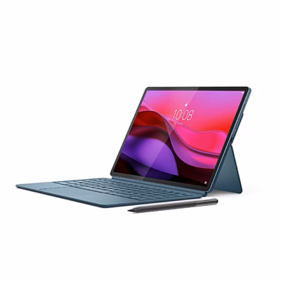 Lenovo Yoga Tab Plus klaviatuuriga ja jalaga laual, ees puutepliiats Tab Pen Pro
