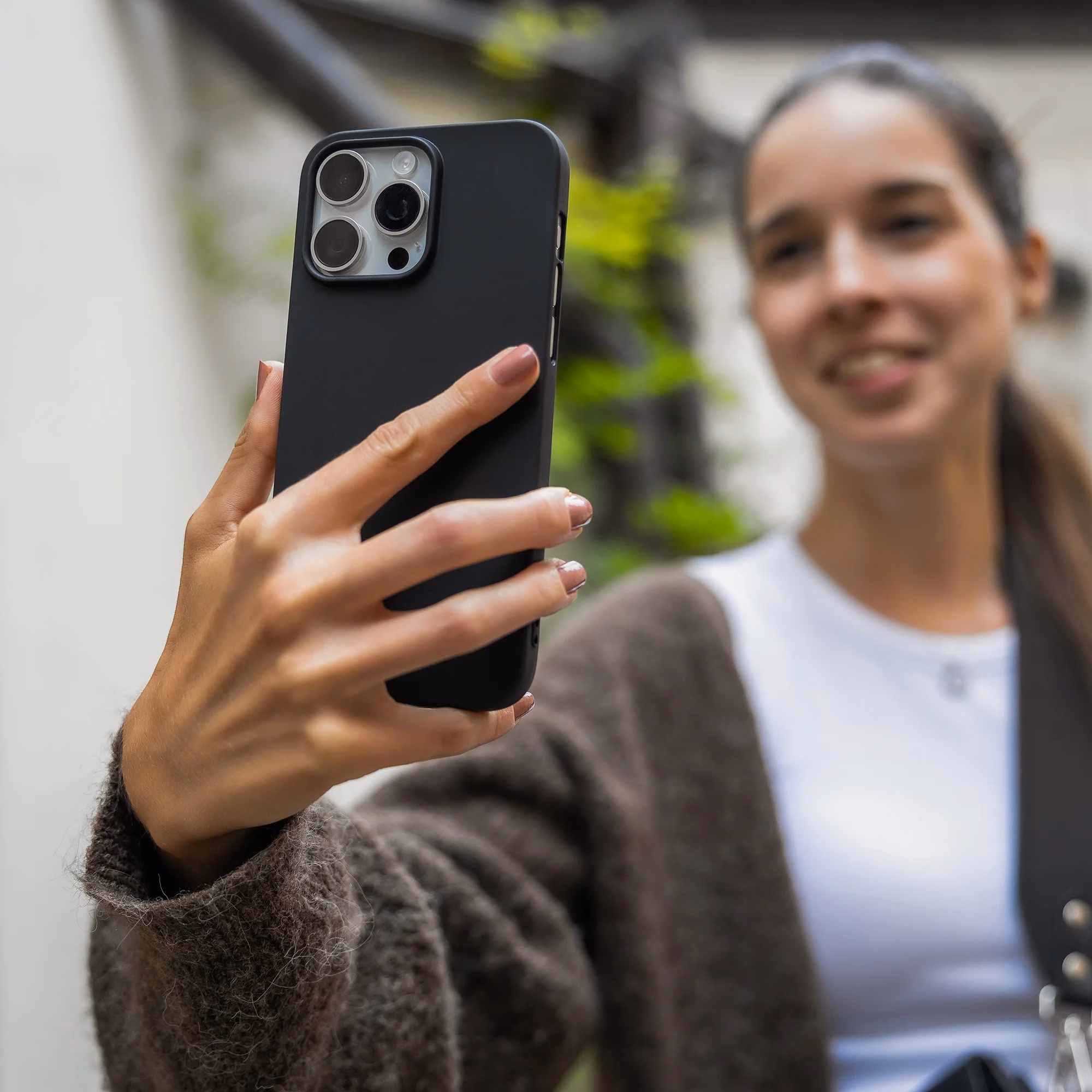 Musta FIXED Story ümbrisega telefon käes selfie tegemise ajal