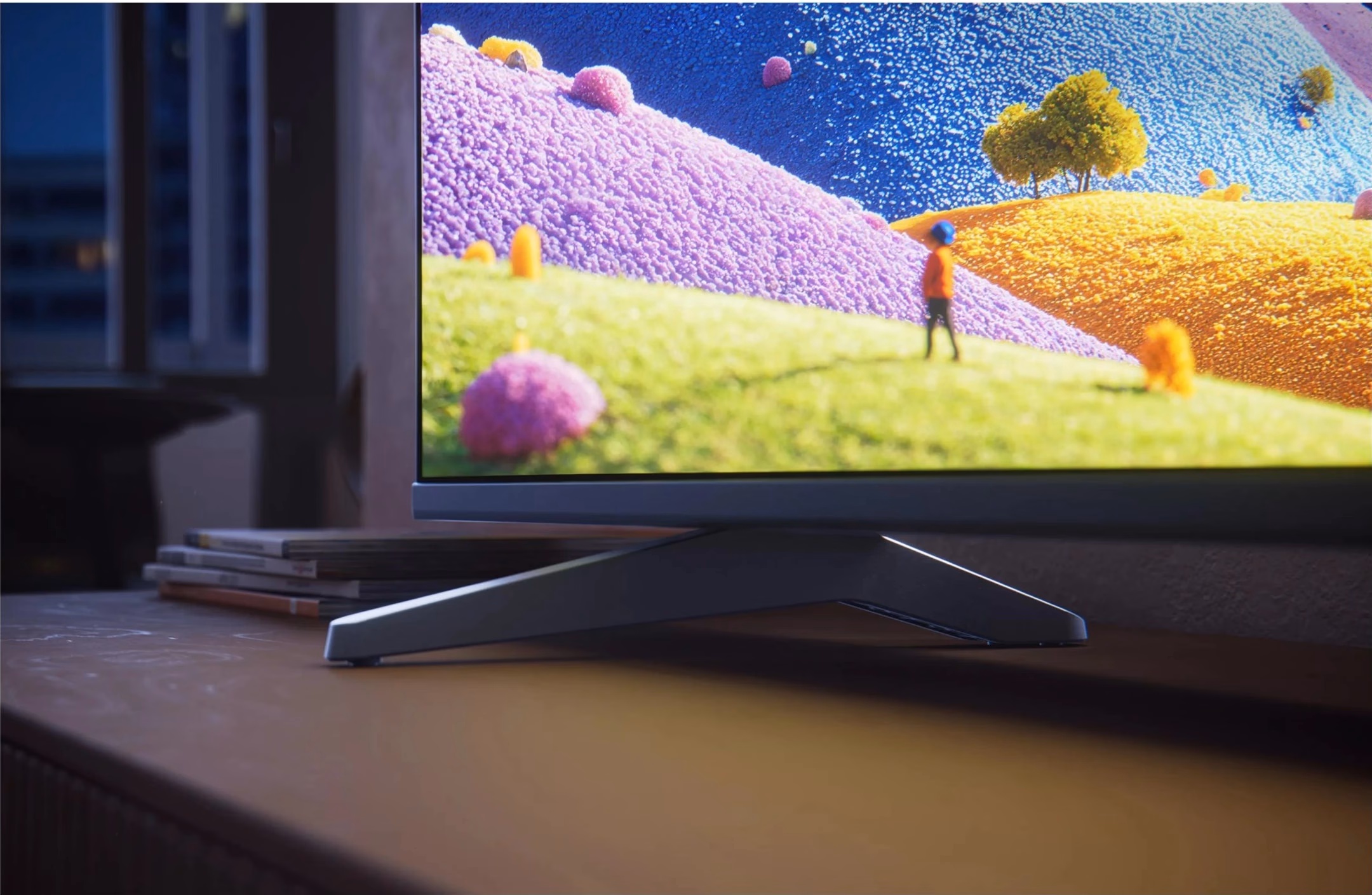 Teler Philips 43PUS7001/12 jalgadel puidust mööblil
