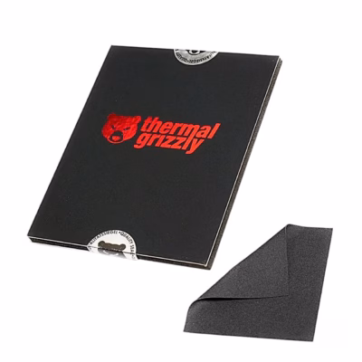 Thermal Grizzly Carbonaut termopadi musta pakendi kõrval nurga alt
