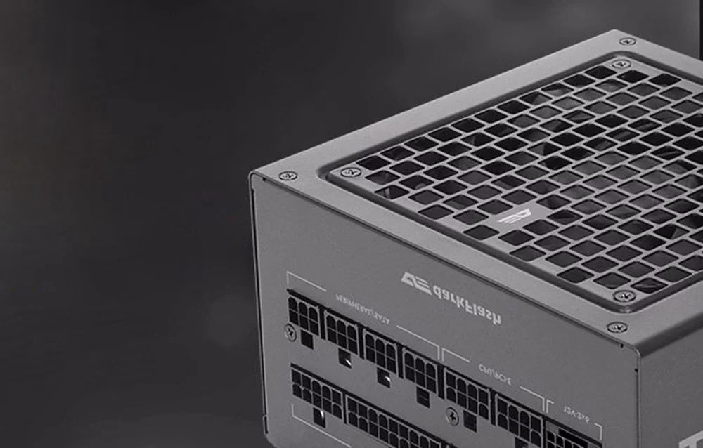 Toiteploki darkFlash PMT750 ülaosa ja modulaarpaneel nurga alt lähedalt