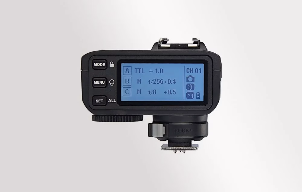 Godox X2T-S välgupäästiku tagakülg sinise LCD-ekraani ja nuppudega MODE, MENU, SET