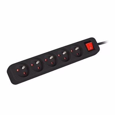 Must harupesa Lanberg PS1-05E-0150-BK viie pesa ja punase lülitiga, vaade nurga alt