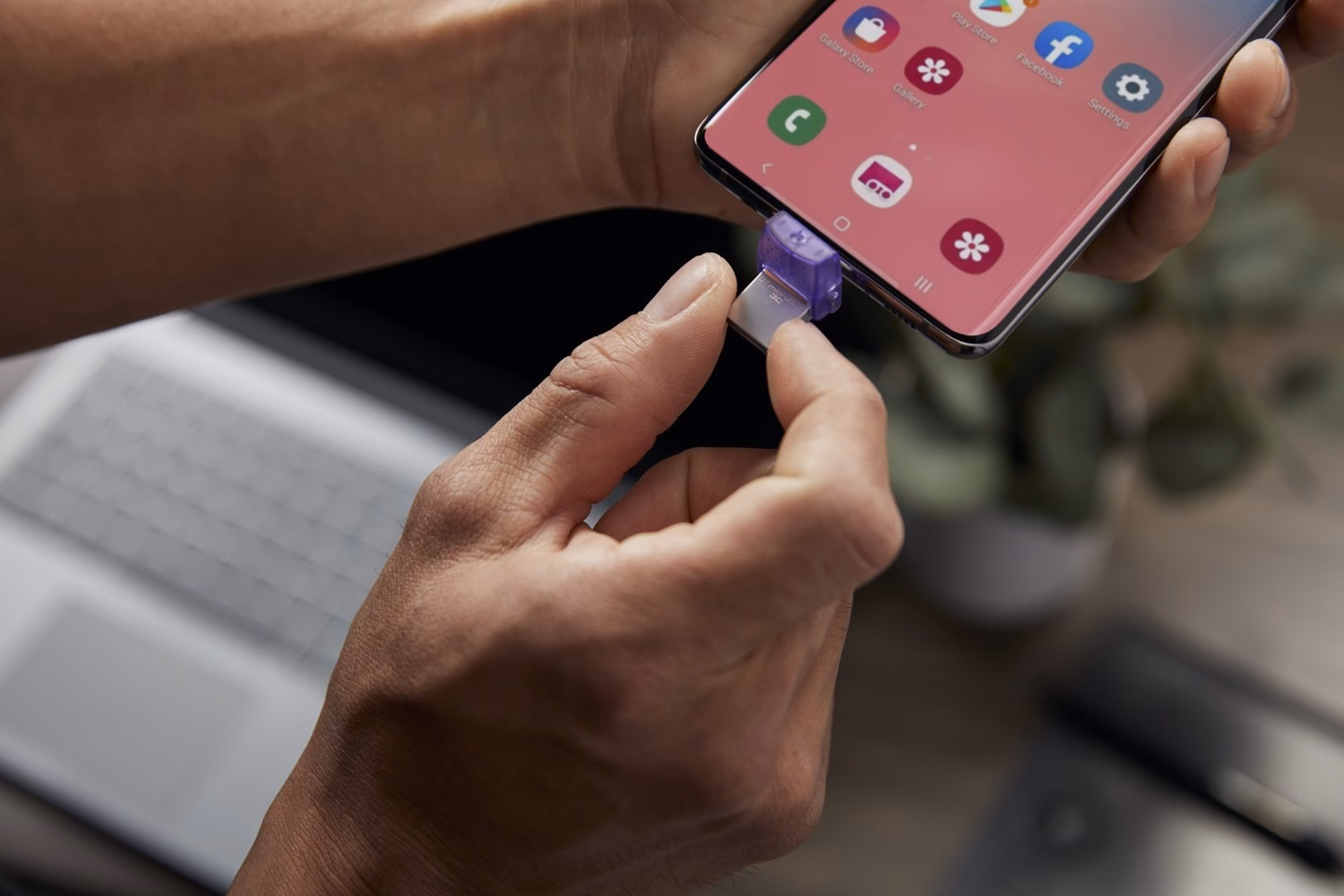 Kingston DataTraveler microDuo 3C ühendatakse nutitelefoni USB-C-pordiga