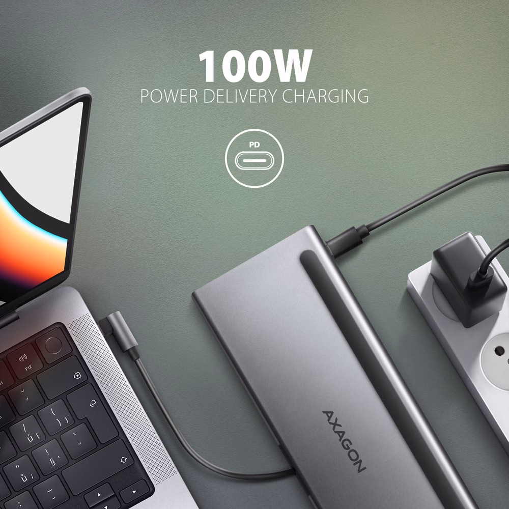 AXAGON HMC-4KX3 100 W Power Delivery laadijaga ühendatud sülearvuti kõrval