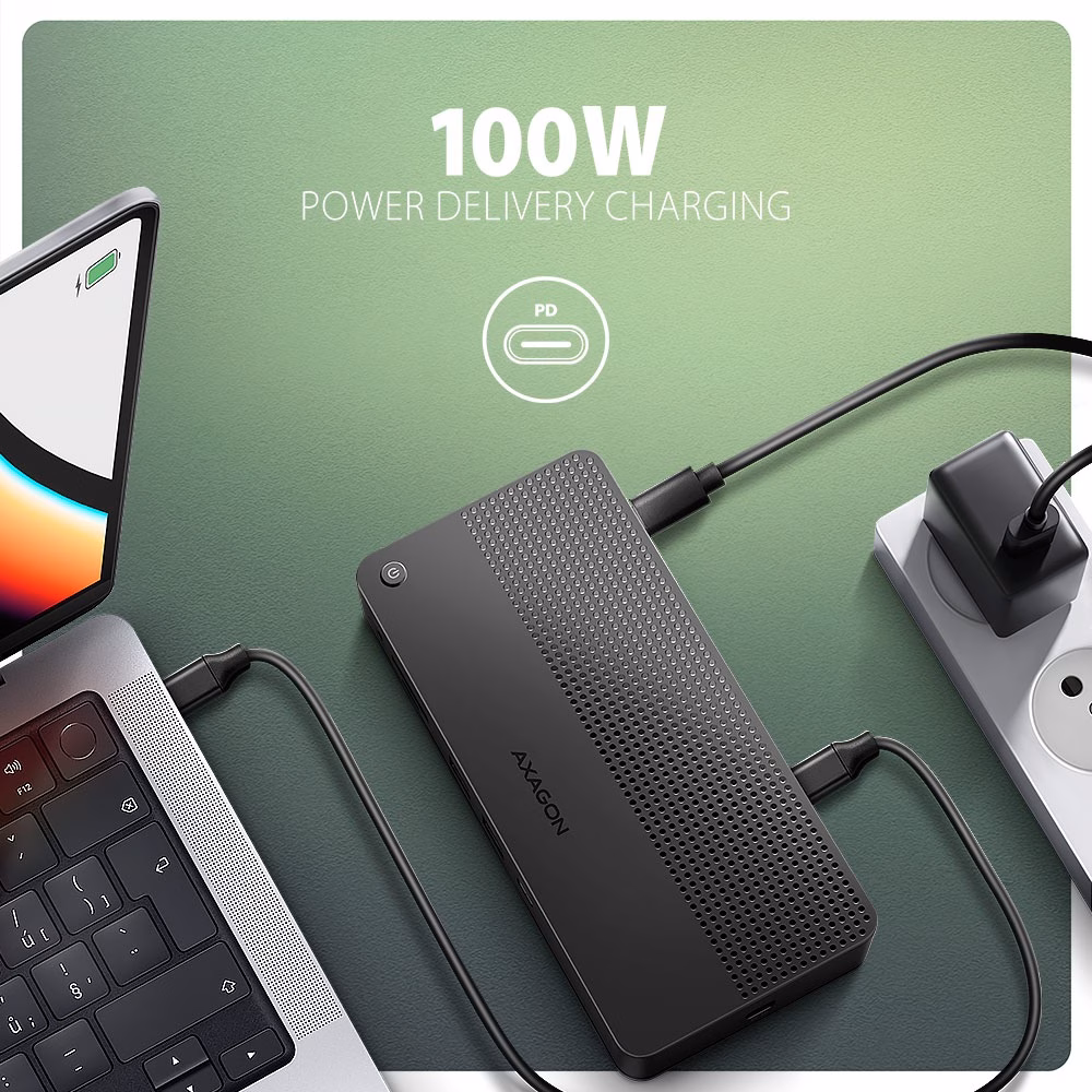 AXAGON HMC-U4 ühendatud sülearvuti ja Power Delivery laadijaga
