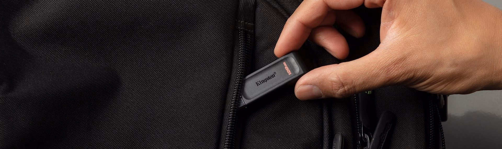 Kingstoni USB-C-mälupulk DataTraveler 70 käes koti tasku juures