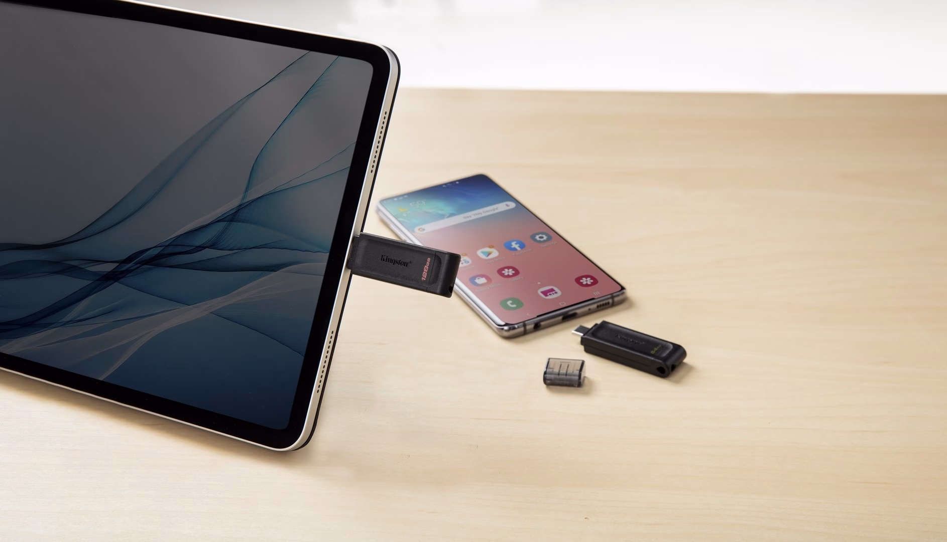 Kingston DataTraveler 70 ühendatud tahvelarvuti USB-C-pordiga