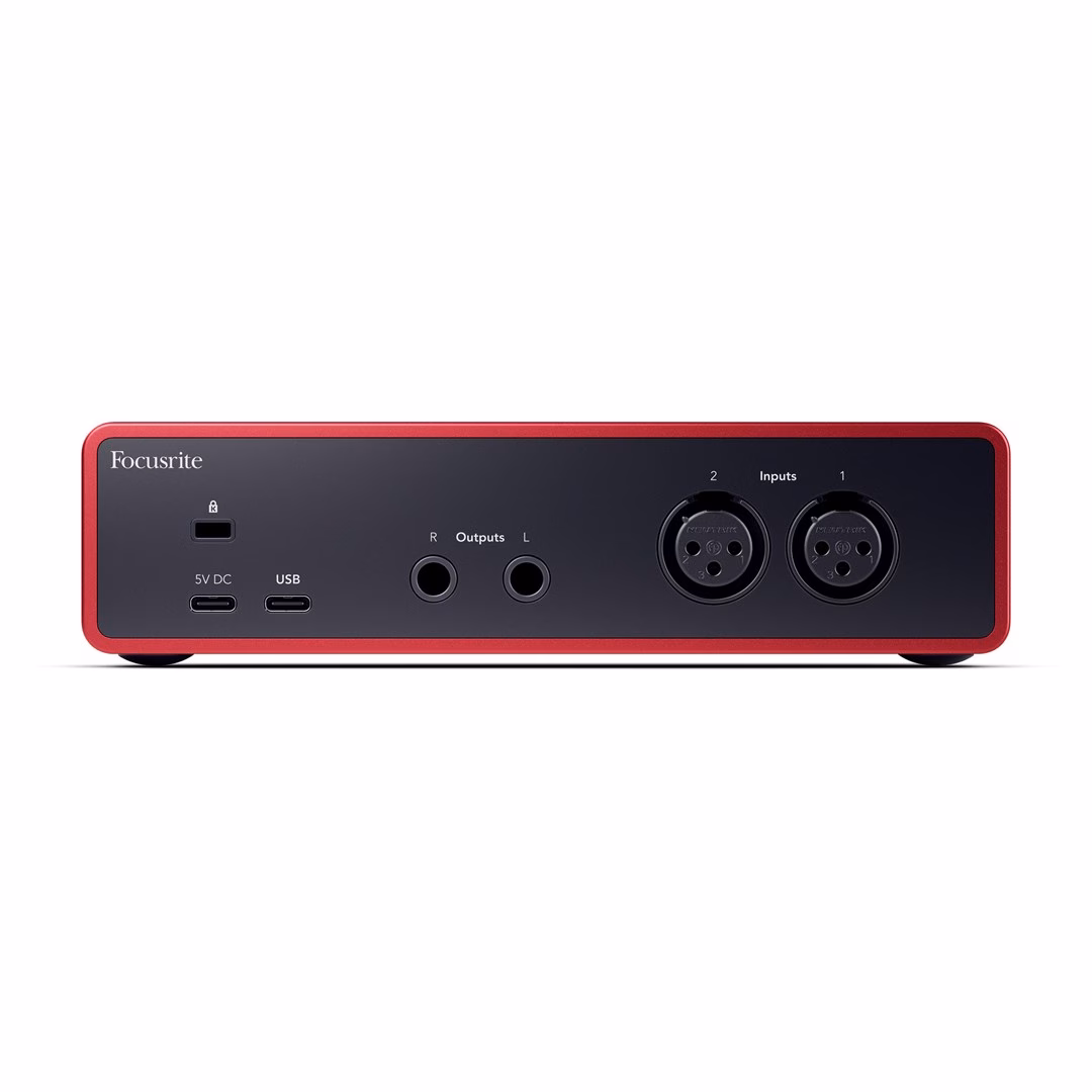 Helikaardi Scarlett 2i2 4th Gen tagapaneel: lukuava, kaks USB-C-pesa, väljundid ja XLR-sisendid