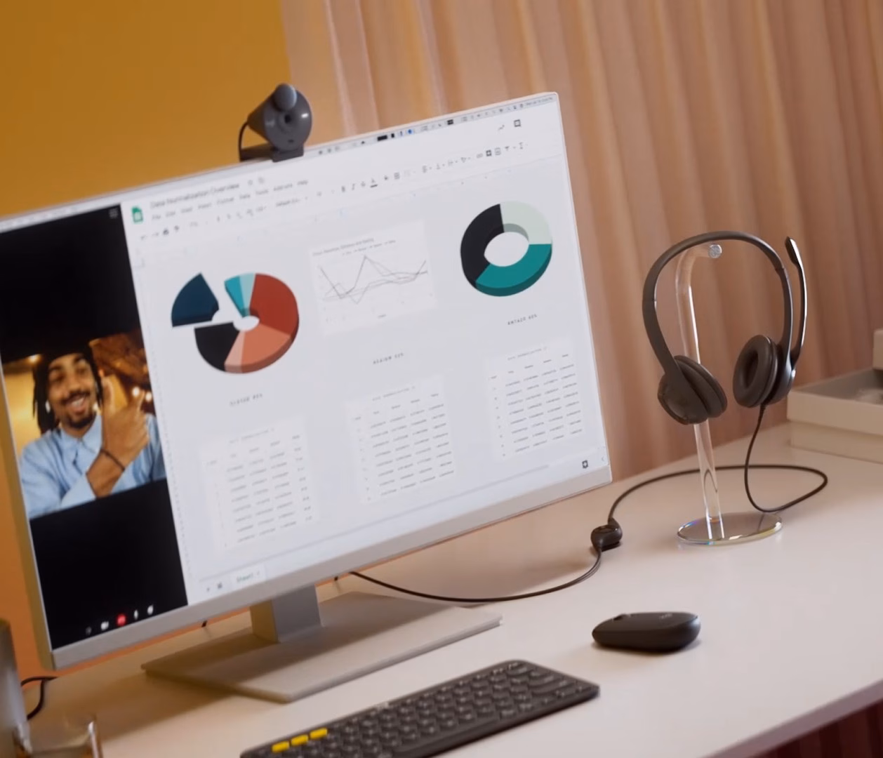 Logitech H390 peakomplekt kontorilaual kõrvaklappide alusel, alus ei kuulu komplekti