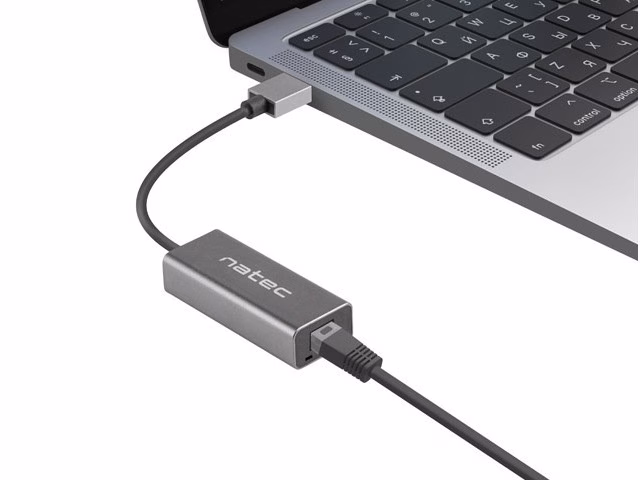 Natec Cricket adapter sülearvuti USB-pordis koos ühendatud võrgukaabliga