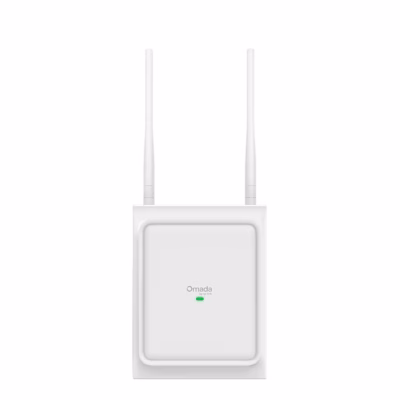 Valge TP-Link EAP725-Outdoor WiFi-pääsupunkt kahe paigaldatud ümarsuunaantenniga eestvaates